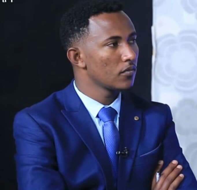 AsratMedia's tweet photo. የአሥራት ሚዲያ ጋዜጠኞች የሆኑት ጋዜጠኛ በላይ ማናዬ እና ጋዜጠኛ ሙሉጌታ አንበርብር ዛሬ ሐምሌ 29/2012 ዓ/ም ከቀኑ 10 ሰዓት ገደማ የፌደራል ፖሊስ አባላት "ትፈለጋላችሁ" ተብለው ተወስደዋል። እስካሁን የአሥራት ጋዜጠኞች የታሰሩበት ቦታ አልታወቀም። https://t.co/11tFQzDYv5