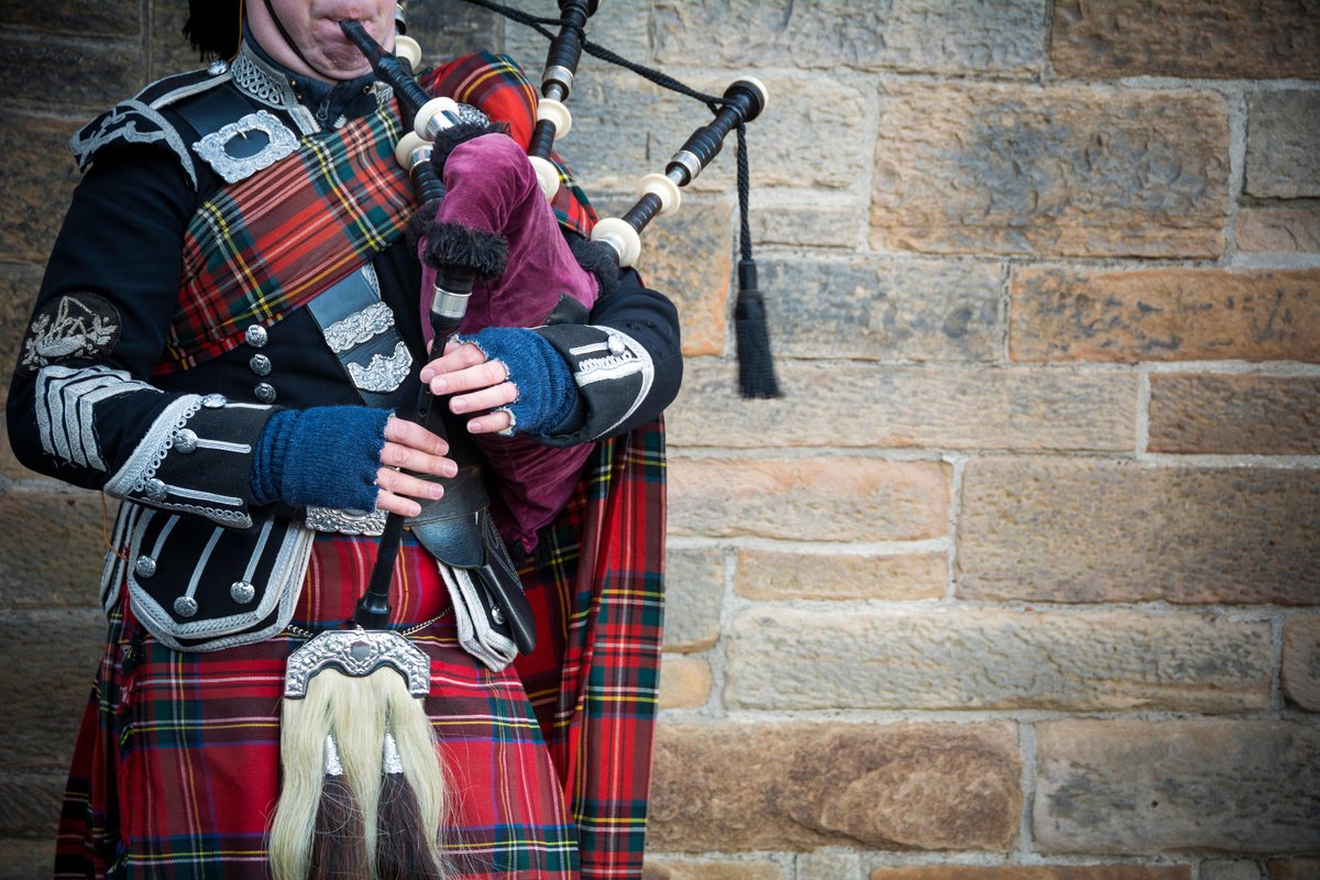 travelbybwd's tweet photo. #AWanderAround #Edinburgh #Scotland wouldn’t be complete with seeing someone playing their beloved #Bagpipes. #DYK many believe they were originally used to scare of enemies on the battlefield #Travel #Traveling #TravelPhotography #Travelholic #BWDVacations #TheManInTheFrontSeat https://t.co/4UjxXNTNHt