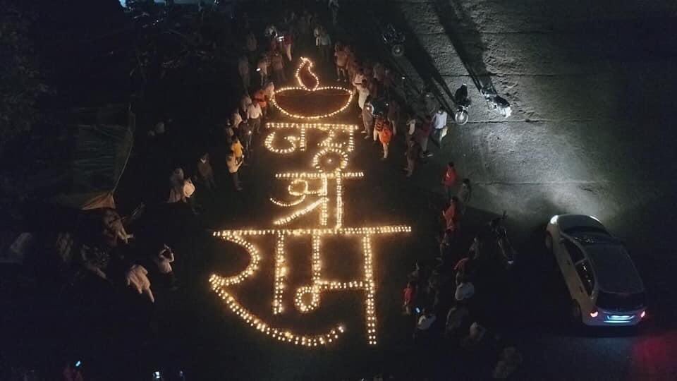 VishalR05178993's tweet photo. आज सीहोर बस स्टैंड पर भाजपा नगर मंडल अध्यक्ष प्रिंस राठौर जी के सौजन्य से 5100 दीप प्रज्वलित कर प्रभु रामचंद्र जी की भूमि पूजन की बधाई दी व ख़ुशी मनाई गई 🙏🏻😊🙏🏻 जय श्री राम@vdsharmabjp @OfficeofSSC @VishvasSarang @drnarottammisra @ https://t.co/OI7ajl773X