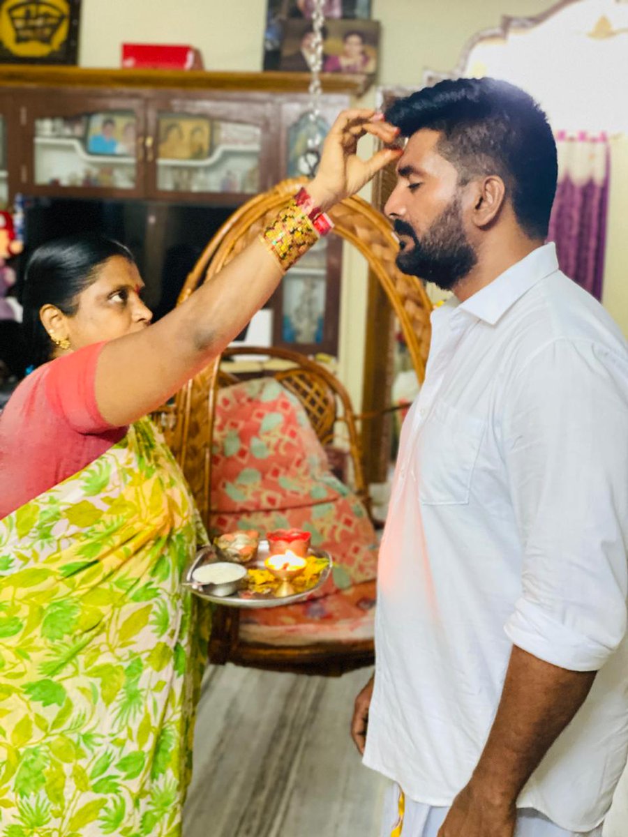 GunukulaKishore's tweet photo. 500 ఏళ్ల వనవాసం తర్వాత శ్రీరాముడు, సీతా దేవి, లక్ష్మణుడు, శ్రీరాముడి పరమభక్తుడు హనుమాన్ తిరిగి అయోధ్యకు వచ్చారు. ఈ రోజును వెలుగులతో నింపేద్దాం.అలాగే శ్రీరాముడు తిరిగివచ్చినట్లే రామ రాజ్యం తిరిగి రావాలని ప్రార్థిస్తూ..
నా క్షేమం కోరే #అక్కచేతి భోజనం...🥰 💐🙏💐
#RamMandirBegins https://t.co/7288JY8qsb