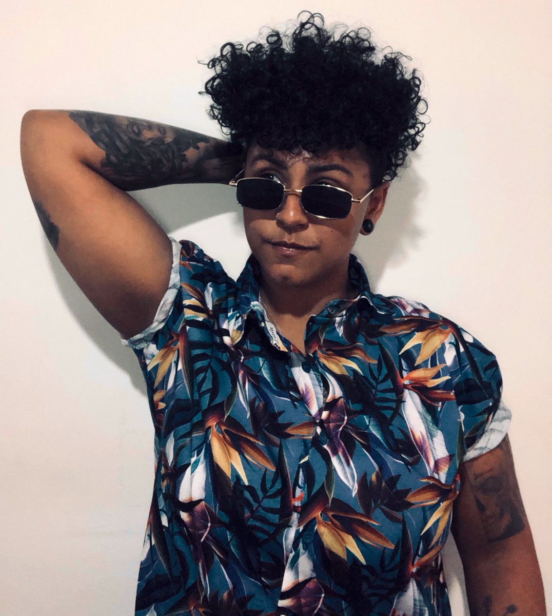 sapataosapien's tweet image. AH MAS VOCÊ FICA MAIS BONITA DE TRANÇAS... 
🖕🏿 
#LGBTQnaoTemPaz 
#LGBTQ