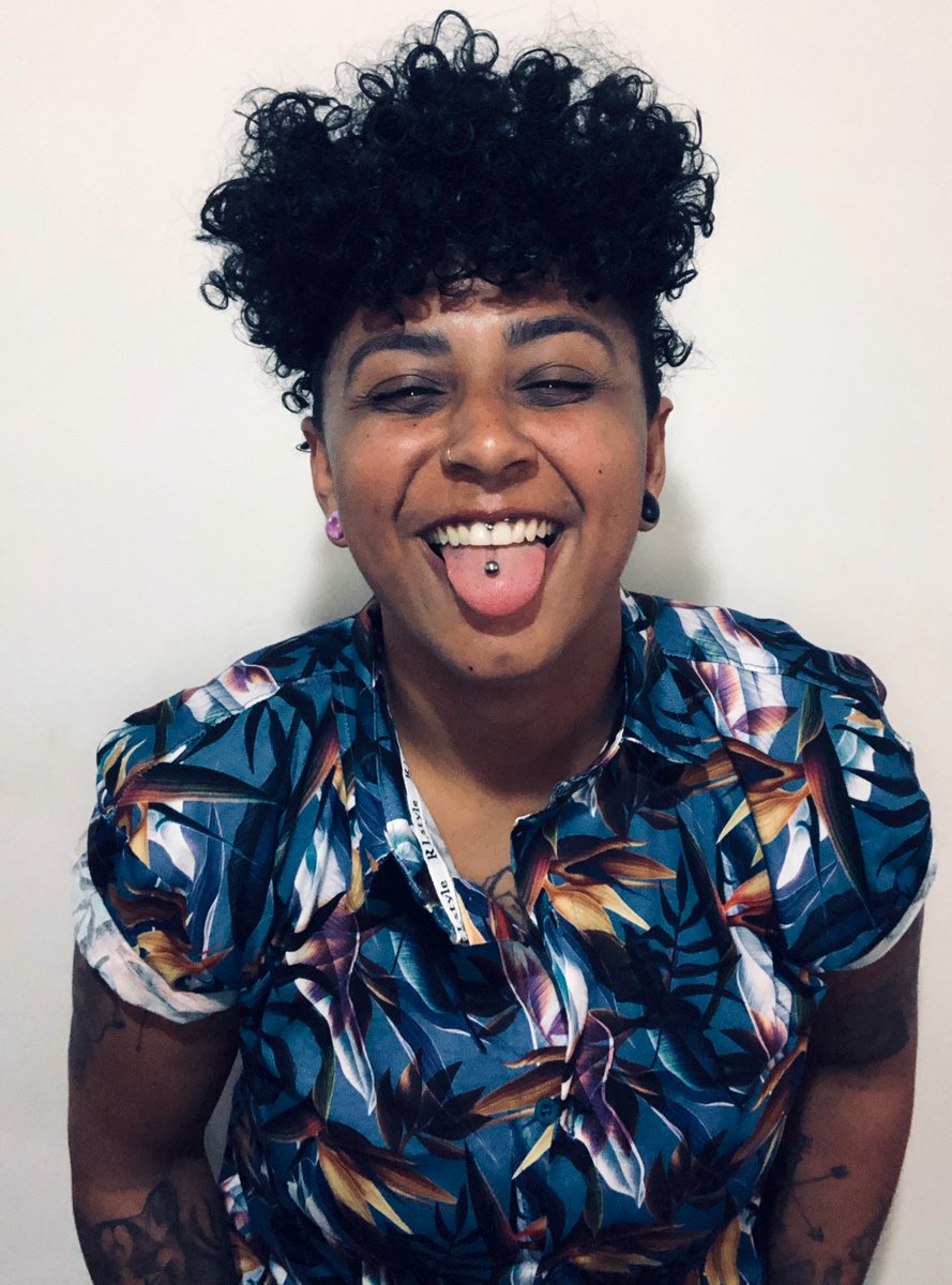 sapataosapien's tweet image. AH MAS VOCÊ FICA MAIS BONITA DE TRANÇAS... 
🖕🏿 
#LGBTQnaoTemPaz 
#LGBTQ