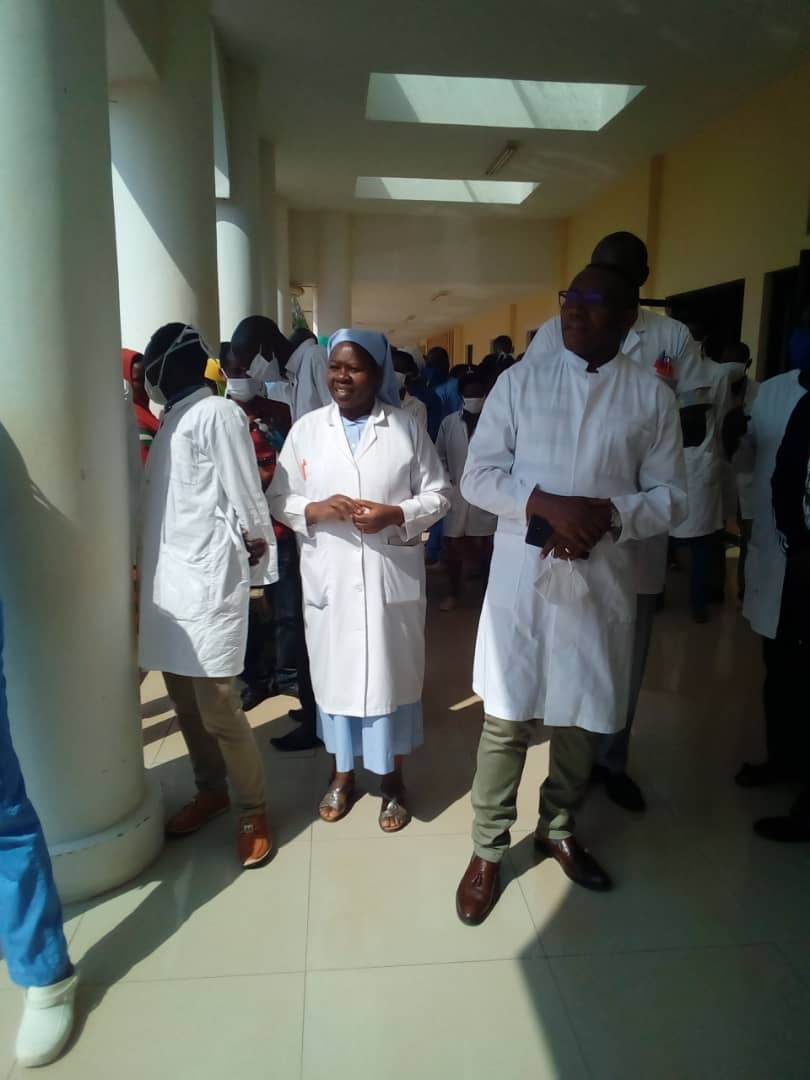 ABPInfos's tweet photo. #Burundi: The "Cinquantenaire" Natweturashoboye hospital of @KarusiProvince will become a regional hospital and training center for medical candidates, according to @dr_thaddee in charge of @mspls_bdi, during his visit to that hospital on Wednesday, August 5, 2020 https://t.co/d2Sgwb73PO