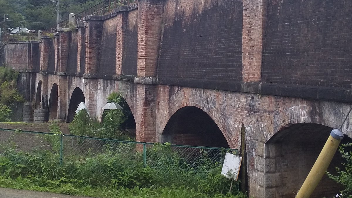 ビブラスキ 駒橋発電所落合水路橋 1907年 川を渡して３つ その横には小型のが4つの合計7つのアーチを持つ煉瓦造りの橋 橋の上はいまも発電のための水路ですが アーチの一つは歩いてくぐれるようになっています