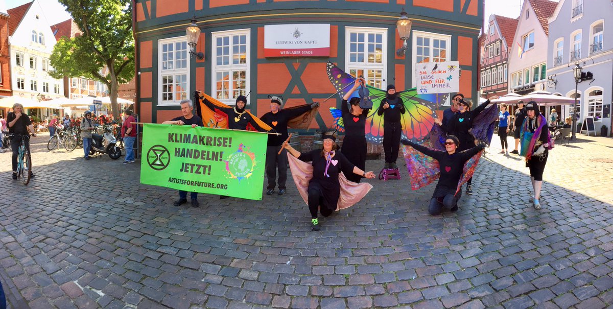 AndreaBreimeier's tweet photo. @xrebellion_hh Musikalische Mahnwache Stade: Zu Geigenklängen zogen wir als Schmetterlinge durch die Stadt. Hielten inne für eine Performance zur Flöte und zogen weiter. https://t.co/QpKHLW5Wep