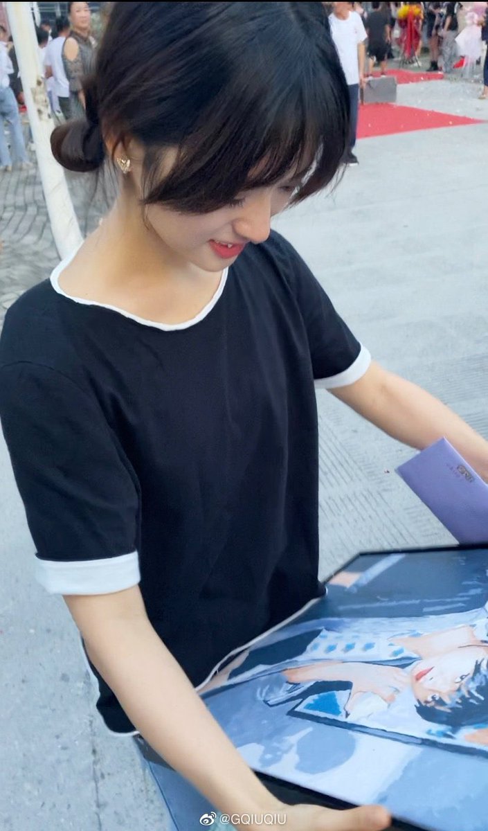 _owillow's tweet photo. 杀青快乐 ✨ 팬이 그려준 그림보고 엉엉 우는 월 🥺 더더 좋은 길이 앞에 놓여있기를 🙏🏻 #심월 #沈月 #Shenyue https://t.co/hkji07hrYg