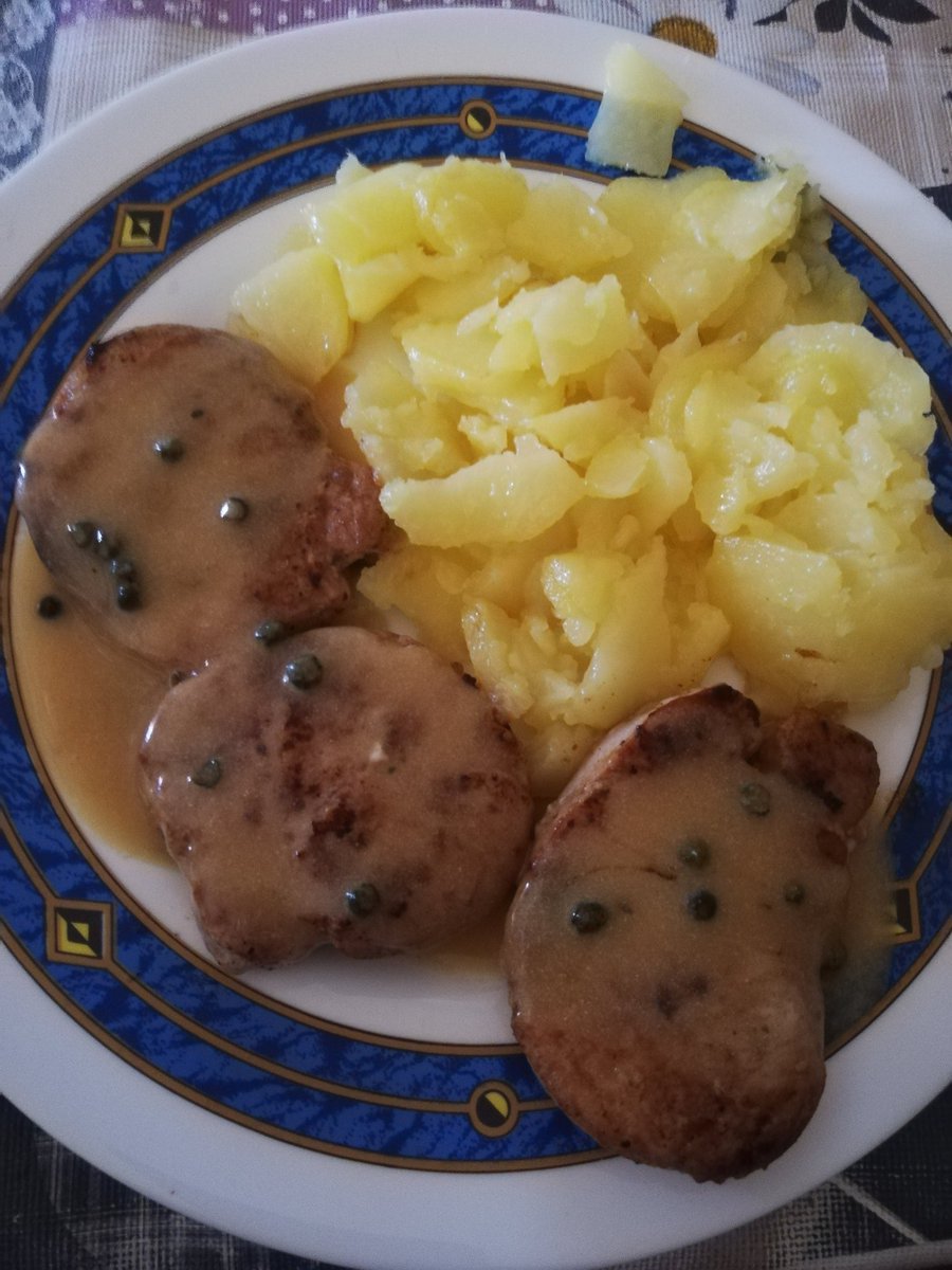 ElisabethMarM's tweet photo. Y hoy para comer... Patatas a lo pobre y solomillo a la pimienta verde 🤤🤤🤤
#comercomer #dietaSaludable 😉 https://t.co/r55Tq4o8UO