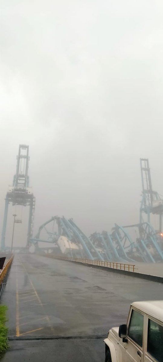 JNPT, Uran
Cranes Collapsed Now.

Nature's Fury on Mumbai

#MumbaiRains