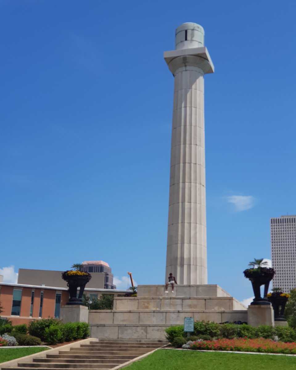 19/08/05Lee circle (where the statue of Confederate General Robert E. Lee once stood), Ogden Museum of Southern Art, the Garden district and Lafayette cemetery. #MLB  #DiamondsOnCanvas  #AndyBrown