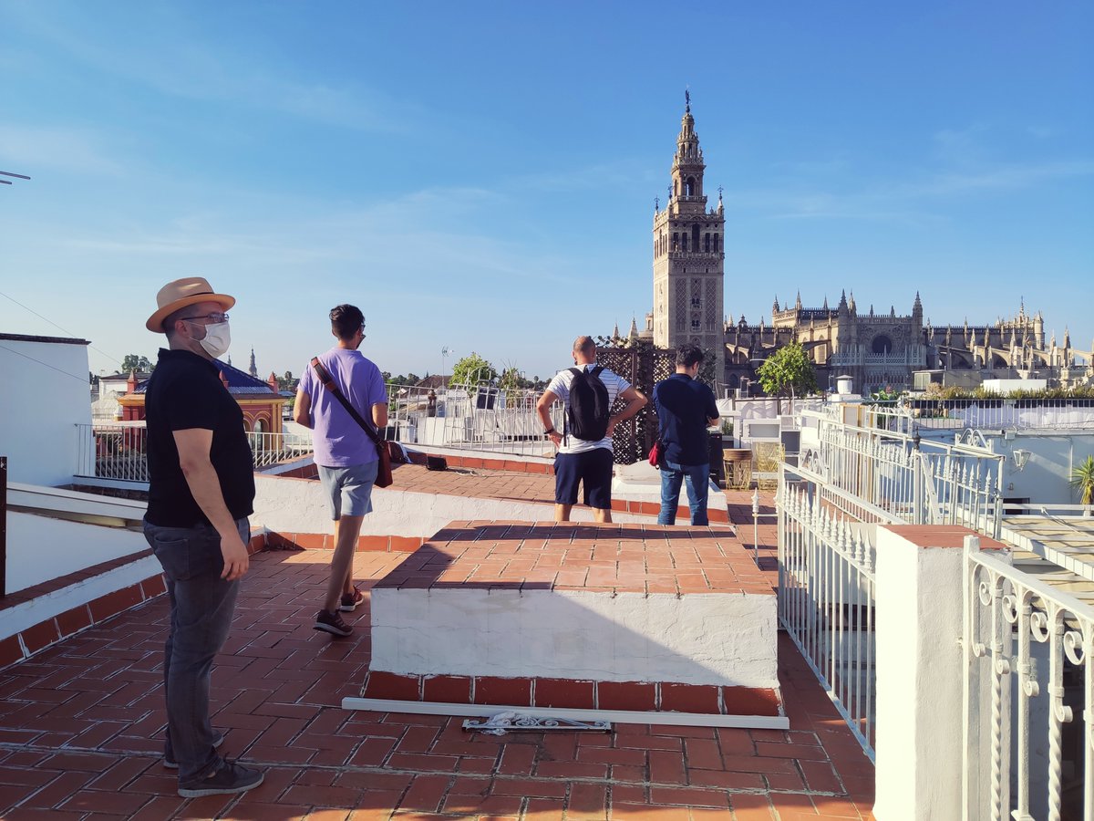 Imaginando escenas de #Duende...la Giralda frente a nosotros, esbelta e impresionante, marcando su poderío tras siglos de historia... ¿rodaremos frente a ella? 

#cine #arteflamenco #flamenco #sevilla #giralda #localizaciones #musica #audiovisuales #cortoduende