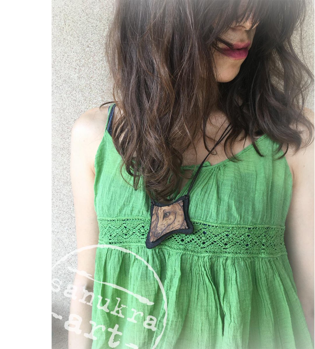 Kişiye özel tek üretim, deri üzerine pyrogravure tekniği ile yapılmış "at" özgün desenli kolye tasarımı.Sahip olmak için standımıza uğrayabilir ya da dm'den ulaşabilirsiniz.
#elyapımı #handmade #deri #leather #leatherdesing #deriaksesuar #derikolye #derikolyetasarım #pyrogravure