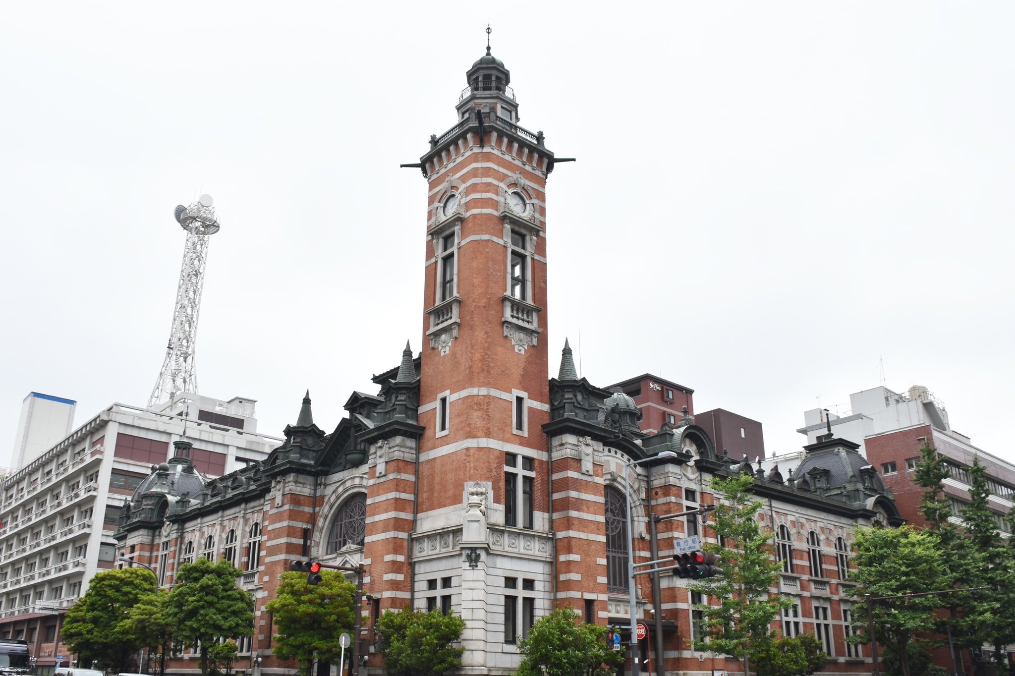 新美の巨人たち 横浜三塔 80年以上も市民に愛されている横浜のシンボル キングの塔 神奈川県庁本庁舎 クイーンの塔 横浜税関 ジャックの塔 横浜市開港記念会館 O 外国の船乗りさんがトランプカードに見立てたのが愛称の由来だそう