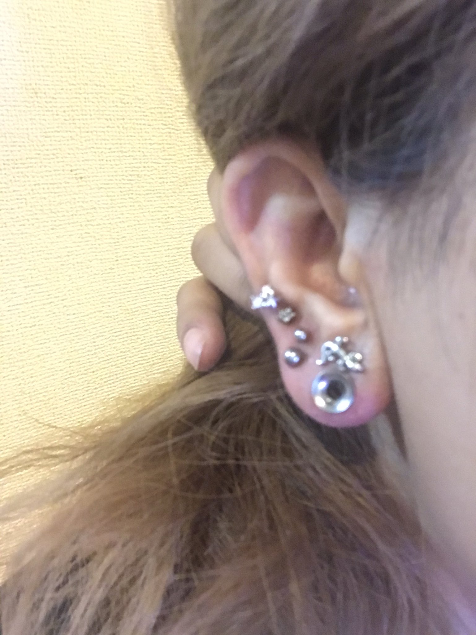 ぺこ 前から間隔おかしいなって思ってたところにバランスよくするために開けました 右耳ロブだけで6個になった T Co 6173ev0w2f Twitter