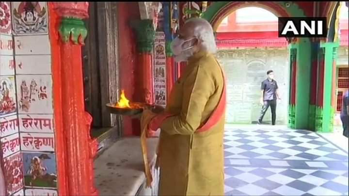 Gaurav_Pur0hit's tweet photo. भूमि पूजन से पूर्व हनुमानगढ़ी मंदिर में बजरंगबली के दर्शन करके प्रधानमंत्री मोदी ने किया पूजन अर्चन🚩🚩🚩🚩🙏🏻🙏🏻🙏🏻 https://t.co/AnqukMhngi