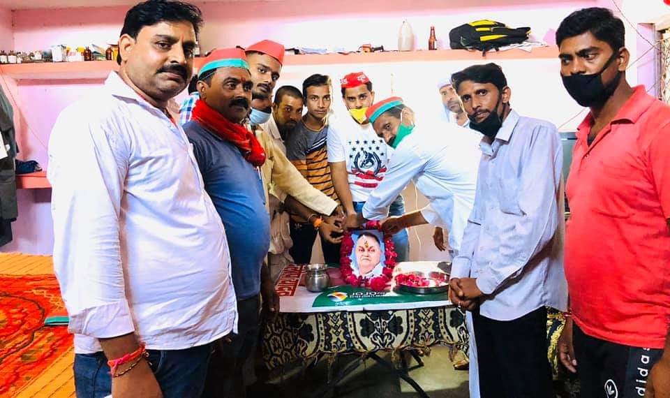 RMhGFhpR1vbsB3n's tweet image. समाजवादी आन्दोलन की चिंतन की पाठशाला &apos;छोटे लोहिया&apos; स्व.जनेश्वर मिश्र जी की जयन्ती पर कोटिशः नमन! समाजवादी पार्टी कार्यकर्ताओं ने  विनम्र श्रद्धांजलि अर्पित की