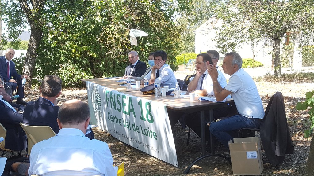 fnsea18's tweet photo. Le Minsitre de l'agriculture, @J_Denormandie est actuellement à Montigny pour parler agriculture de façon large : #Moisson 2020, sécheresse, Zones Intermédiaires,... 
Merci à la famille Charlon d'accueillir la délégation. 
 @JA18230 @Prefet18 @FCBDeputeduCher @etiennegangner2 https://t.co/am1kQxqvNP