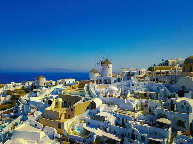 ¿Conoces la "Joya azul y blanca del Egeo"? El lugar con las puestas de sol más espectaculares 🌅, la experiencia de almorzar con vistas a la Caldera y degustar exquisita comida griega como el moussaka , el saganaki... Hablamos, de #Santorini en Grecia 🇬🇷.#Politours