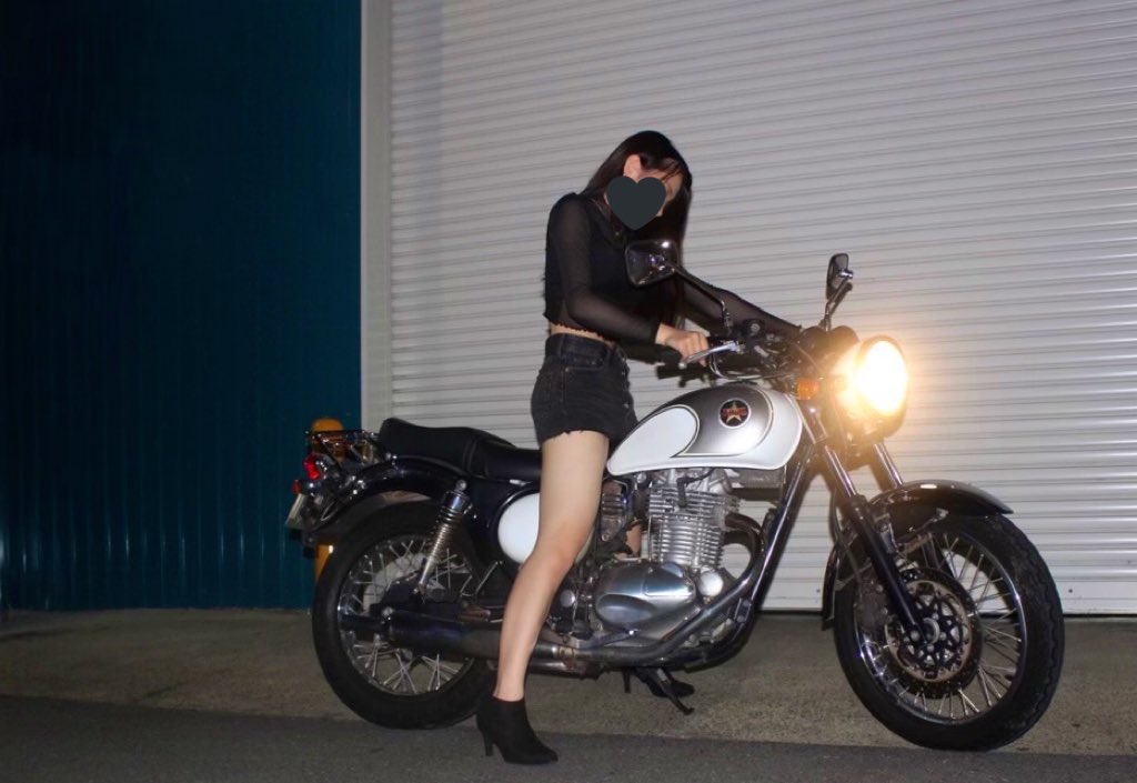 bi_sara_8's tweet photo. 納車しました〜〜〜！！😎🙌🖤🖤🖤

🖤カワサキエストレヤ🖤

思ってた以上に可愛くてかっこよくて最高…！！めちゃくちゃ良い…！！！！

似合う女になる☺️🤞 https://t.co/CvJFUIlYia