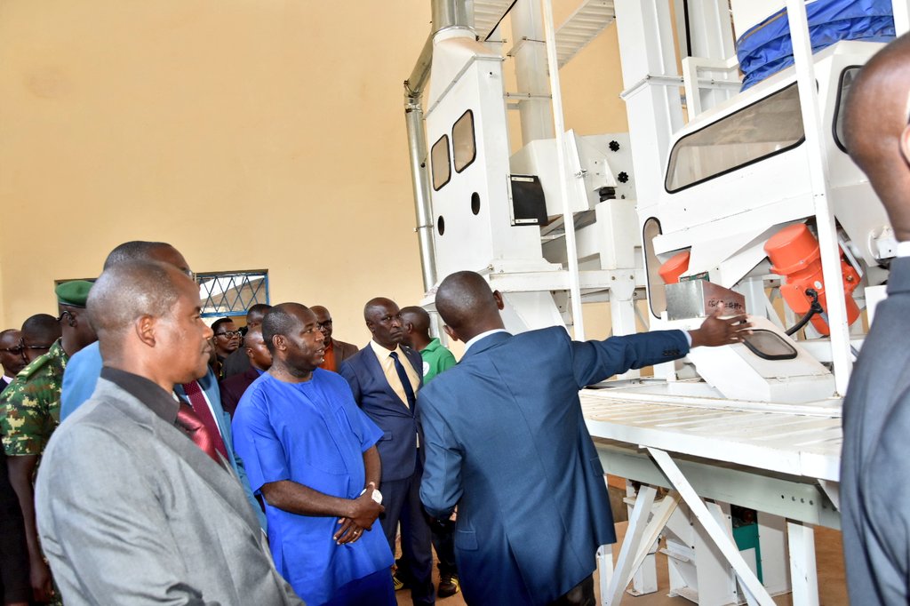 RTNBurundi's tweet photo. #Burundi Le Président de la République @GeneralNeva inaugure une usine de décorticage de riz de l'association #SORIMU de #Muhanga en @KayanzaProvince d'une valeur de plus 730 millions, construite avec l'appui de #PAIVAB de @progrfidabdi https://t.co/cWMTTyy7uJ