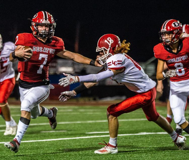 DD_DavidElwell's tweet photo. Decatur quarterback Grayson Vermeire is ready to lead the Red Raiders. https://t.co/DRjefbgUwK @dhsfoot_ball @DHSBoosterClub @GraysonVermeire https://t.co/0DFNqFZYWD