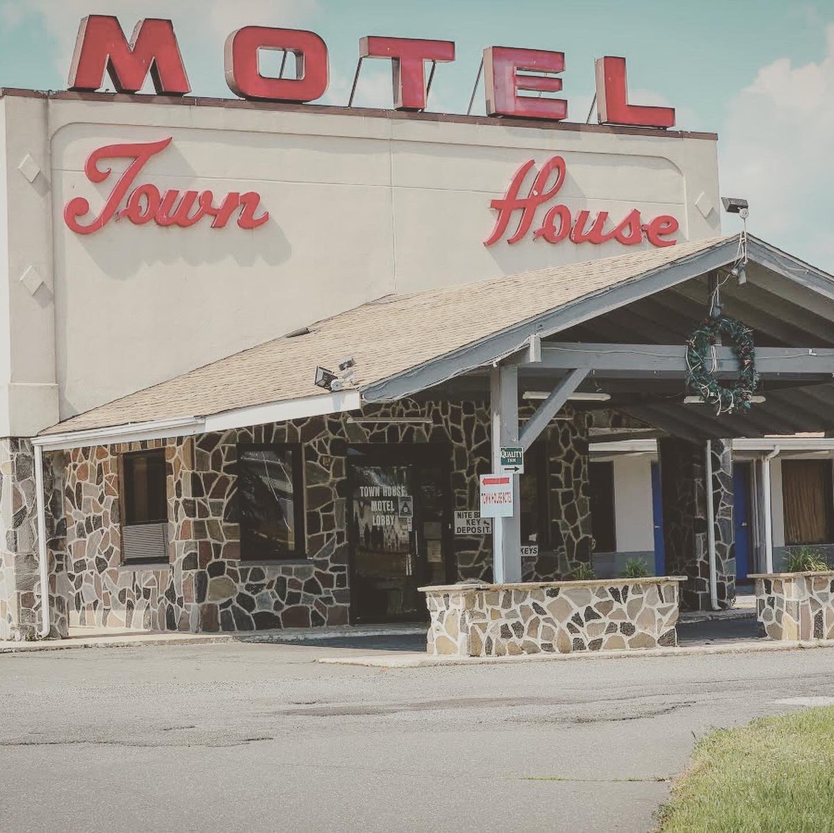 laststrawfilms's tweet photo. Location scouting for nightmares. #foundbyaccident #saveme #locationscouting #seedymotel #checkingout #ghosttown #featurefilm #ramshackle #someonediedhere https://t.co/9qSxuu3Kv6