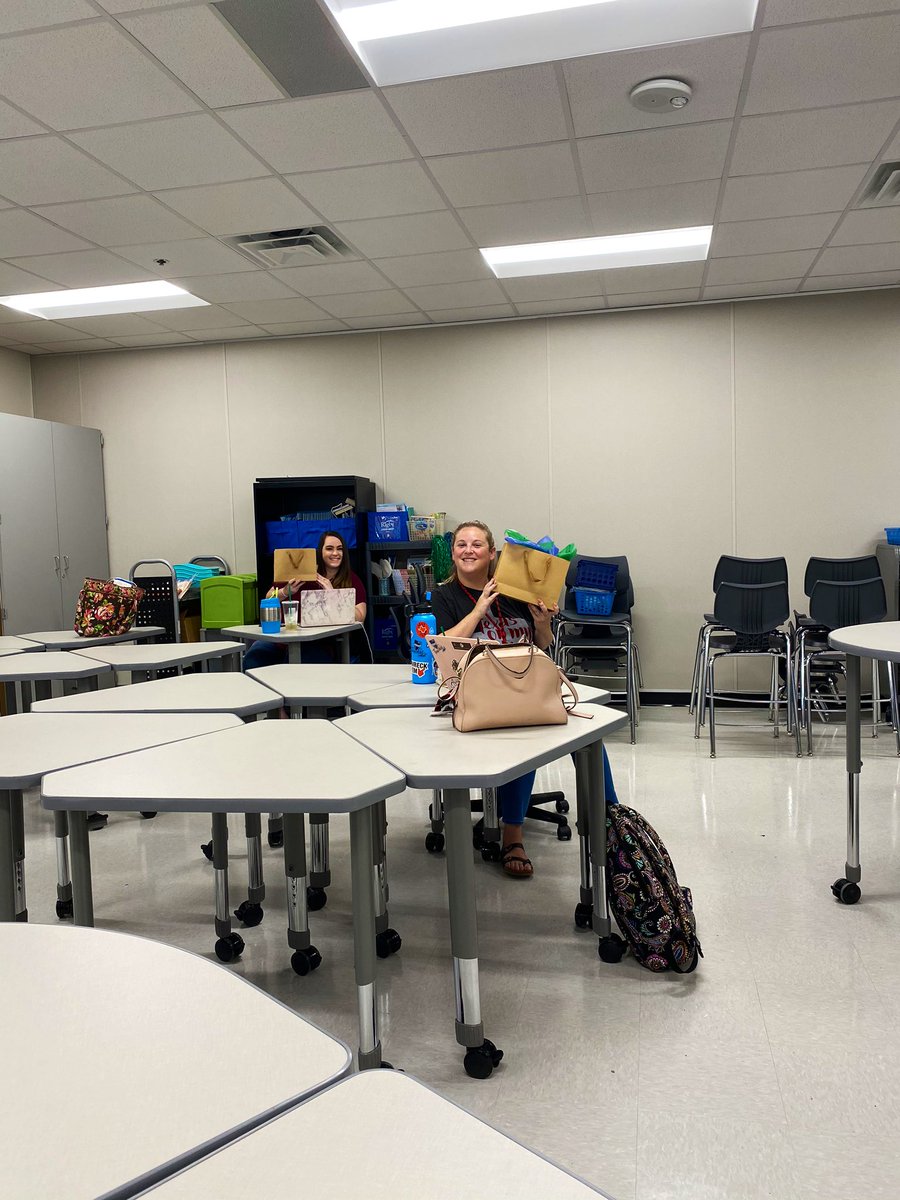 Hernandezad19's tweet photo. First day back at the Parkway Palace with @ParkwayES 4th grade team! Looking forward to an exciting year! #ParkwayPride #LISDCulture https://t.co/Kb45zjEUua