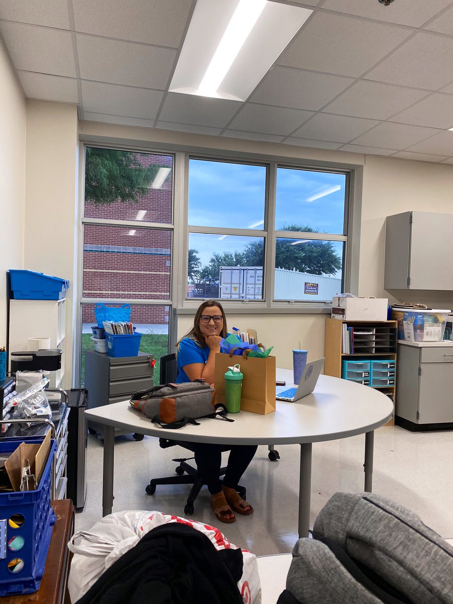 Hernandezad19's tweet photo. First day back at the Parkway Palace with @ParkwayES 4th grade team! Looking forward to an exciting year! #ParkwayPride #LISDCulture https://t.co/Kb45zjEUua