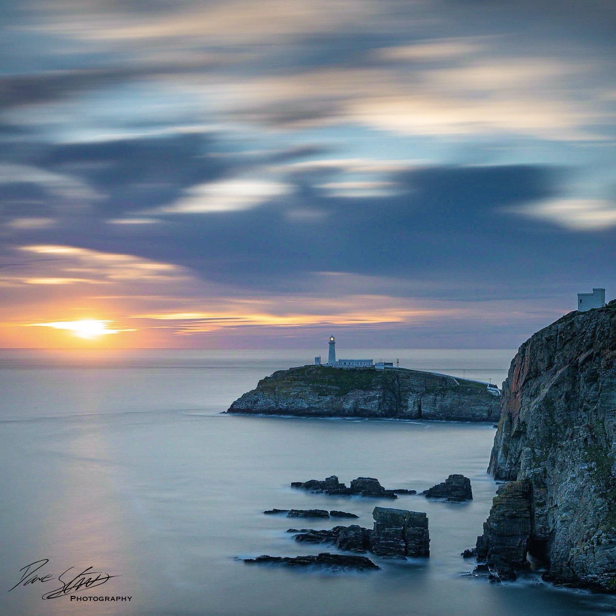 Enjoyable week spent at @OutdoorAnglesey and finally got a chance of a sunset at South Stack. More images at davestottphotography.picfair.com
#Anglesey @AngleseyScMedia @VisitAnglesey @Discov_anglesey #SouthStackLighthouse #sunsetphotography #sunset