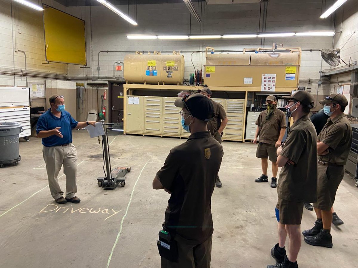 Utica manager Scott Miller grabs his < 1 yr drivers and makes sure they understand what a back first exception is.  'Home Safe' aren't just words to Scott.  He preaches it !!!
#hof #SafetyFirstNED #ups <a href="/ups/">UPS</a> #homesafe #safety