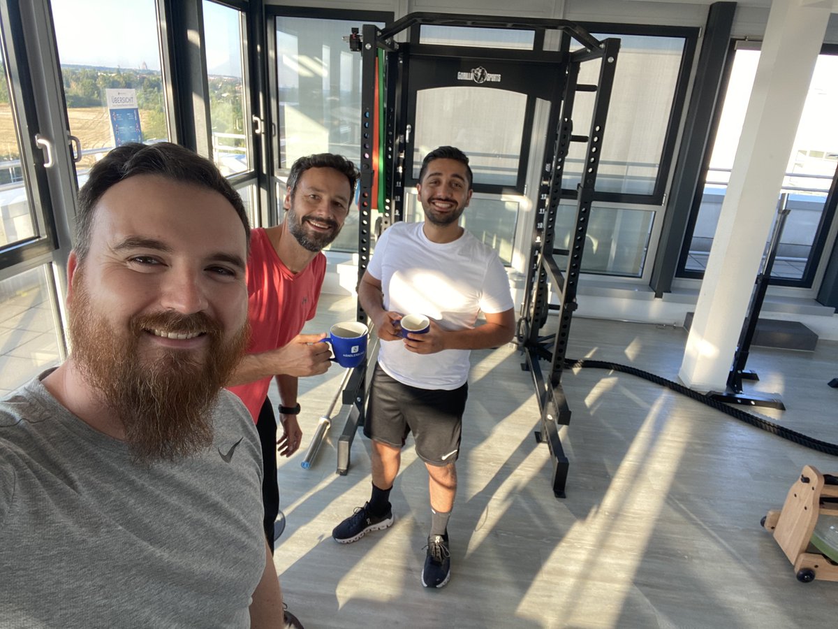 ArltTim's tweet photo. Vor dem Training konnten wir noch lachen. 😆 Danke an Hagen, unseren Personal Trainer, &amp; meinen Kumpel Keywan für das tolle Workout. 💪

#WorkoutWednesday https://t.co/P3d2tOt0Y8