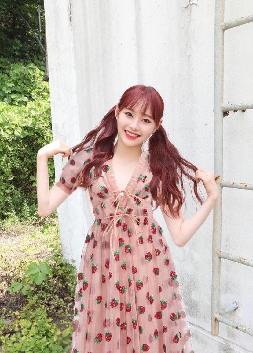 TENC0RE's tweet photo. fuck it...chuu wearing the strawberry dress https://t.co/tBll2x5fwA