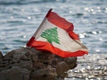 watermelon1410's tweet photo. يا ست الدنيا يا بيروت
من باع أساوركِ المشغولة بالياقوت
من صادر خاتمكِ السحري 
وقصَّ ضفائرك الذهبية
ماذا نتكّلم يا بيروت 
وفي عينيك
خلاصة حزن البشرية .

#نزار_قباني https://t.co/m3IicRTrX8