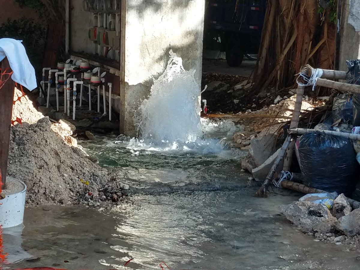PatGarrettX's tweet photo. @DHCAGUAKAN Buenos días, para reportar una fuga de agua enorme en sm48 calle Amatan.. urge nos puedan apoyar a revisar. https://t.co/GdiB0q92dm