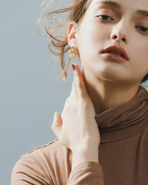 أحتاج كتفًا لِأرخي ثقل أيامي عليه .. 🖤