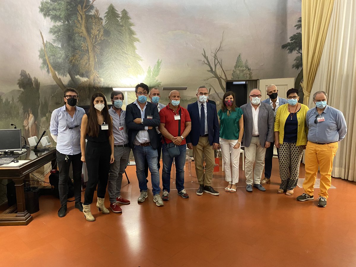 cgiltoscana's tweet photo. 👍 Lotta a #lavoro nero e irregolarità, più trasparenza, #sicurezza e tutele per i lavoratori negli appalti per i lavori #edili: firmato un protocollo tra Cgil-Cisl-Uil (e categorie) di Firenze-Prato-Pistoia e Ausl #Toscana Centro
👉 https://t.co/5RhqLjghtF https://t.co/2xfn6skYBJ