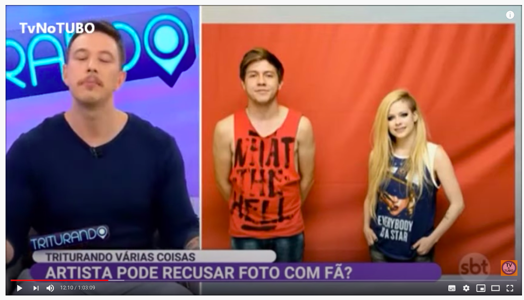 AugustVaz's tweet photo. Em 2014 (6 anos atrás pelo amor de Deus) eu paguei para tirar essa foto com a Avril Lavigne. Não é o momento mais orgulhoso da minha vida, mas foi de certa forma algo que fiz por mim mesmo e considero uma conquista. (+) https://t.co/5HG1pzUO80