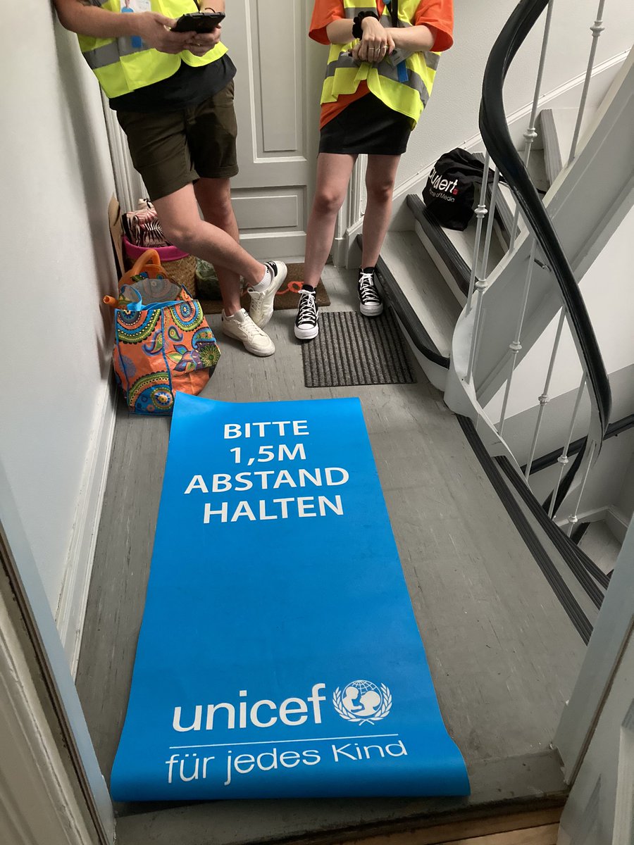 Spendensammeln direkt an der Haustür. <a href="/UNICEFgermany/">UNICEF Deutschland</a> fühlt sich irgendwie etwas zwischen charmant und aufdringlich an (die Sammler:innen waren zauberhaft!). Bei der Möglichkeit zur einmaligen Spende hätte ich gespendet, zum „Abo“ ließ ich mich nicht überzeugen.