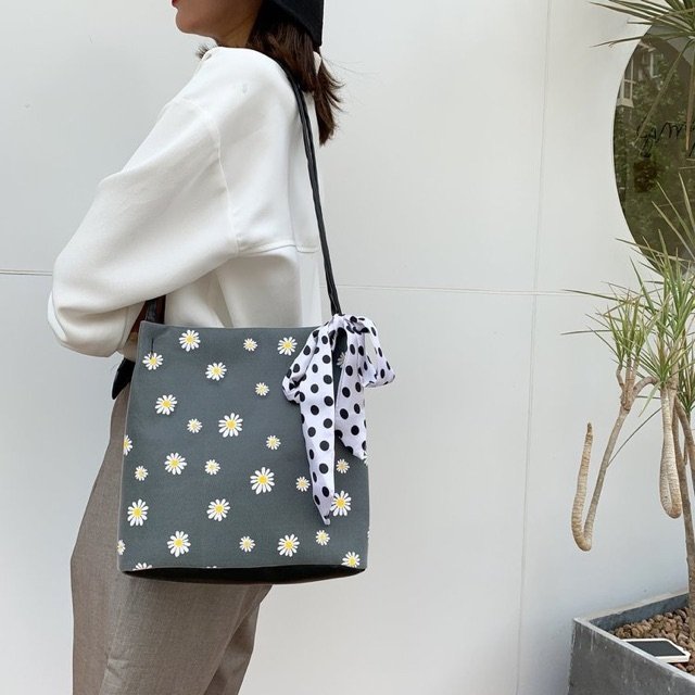 leqayrabags's tweet photo. Who wants this Daisy Totebag at only RM20?! 😋

It's so cuteeeeeee plus murah gila! 🤩 https://t.co/sQBJRtwRVS
