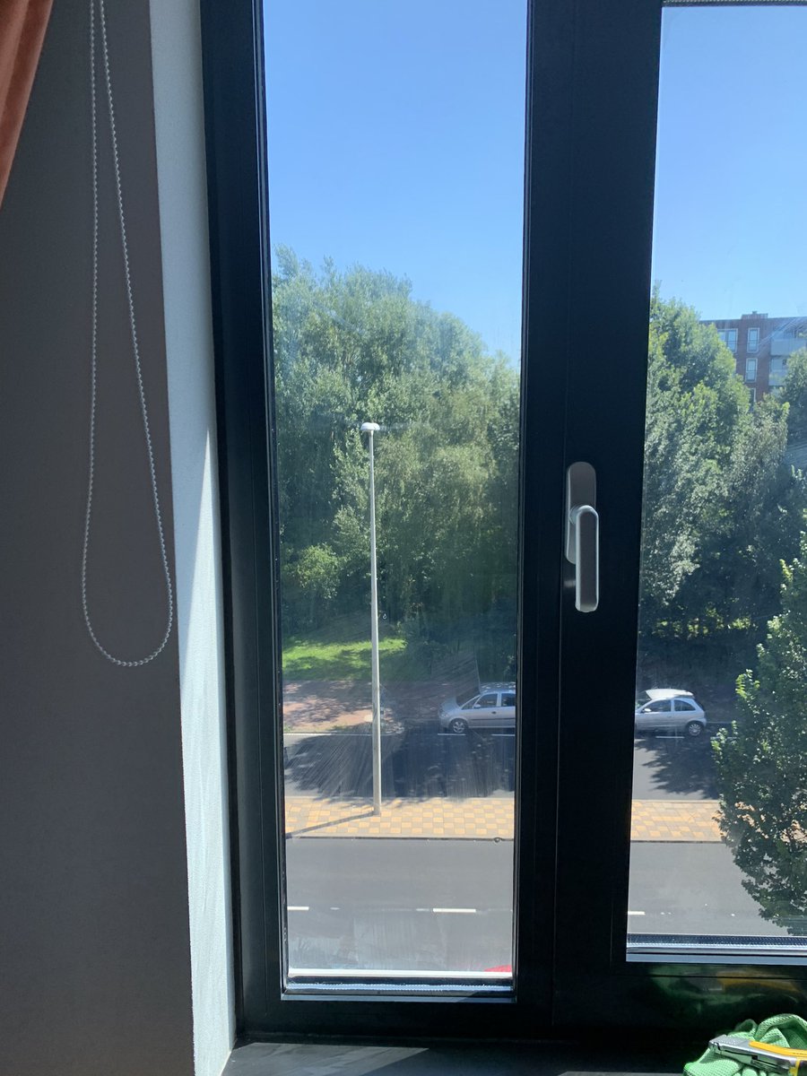 Even het #glas bij mijn dochter die op #kamers gaat in @DenHaag voorzien van onze #transparante #warmtewerende en #isolerende #nanofolie , met deze #hitte 60% vd #warmte buiten houden