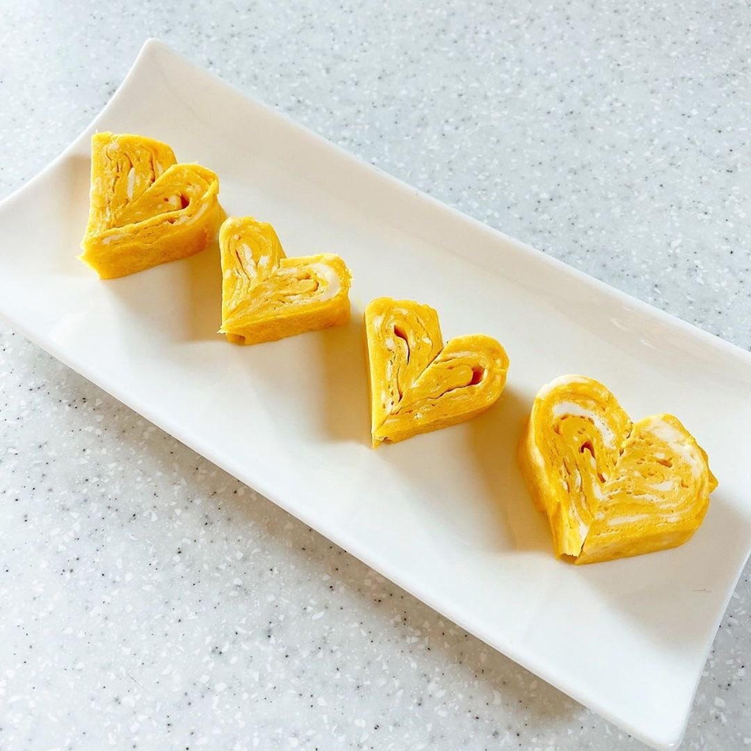 NiziUBrasil's tweet photo. [📷] 05.08.20 – #NIZIUGRAM

"Olá pessoal! É Maya! né? Não, é bem vindos a cozinha da MAYA 🍴 ! vamos lá ~ 

 O cardápio de hoje: 
 • Deliciosos rolinhos de ovo. 🥚
 • Broto de bambu estilo japonês 🍠

#MAYAkitchen #MAYA #NiziU #NiziProject @NiziU__official https://t.co/acxJuVjwB3