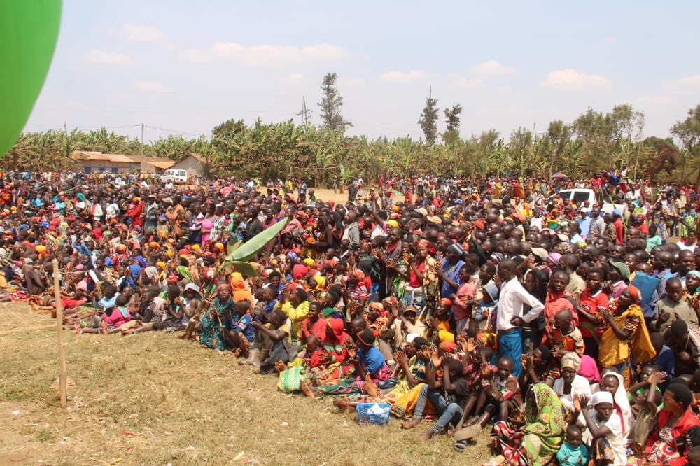 NtareHouse's tweet photo. #Burundi Toujours à Kayanza, le Président de la République S.E @GeneralNeva a procédé à l’inauguration du marché moderne de la commune Muhanga, après la présentation du nouveau Gouverneur à la population de la province Kayanza. 1/2 https://t.co/xEcpH0vtw7