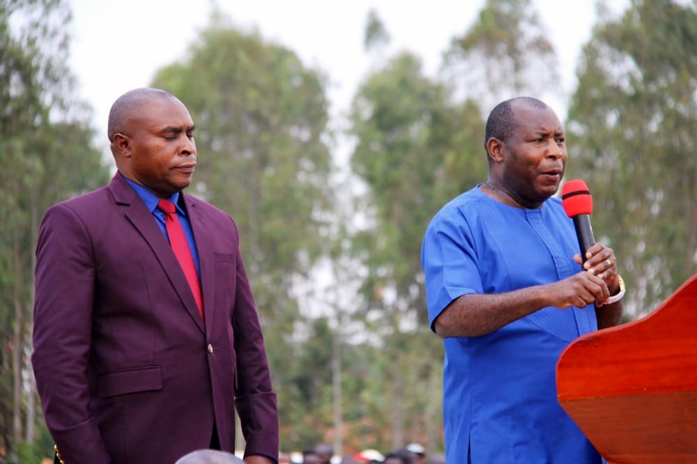 NtareHouse's tweet photo. #Burundi Toujours à Kayanza, le Président de la République S.E @GeneralNeva a procédé à l’inauguration du marché moderne de la commune Muhanga, après la présentation du nouveau Gouverneur à la population de la province Kayanza. 1/2 https://t.co/xEcpH0vtw7