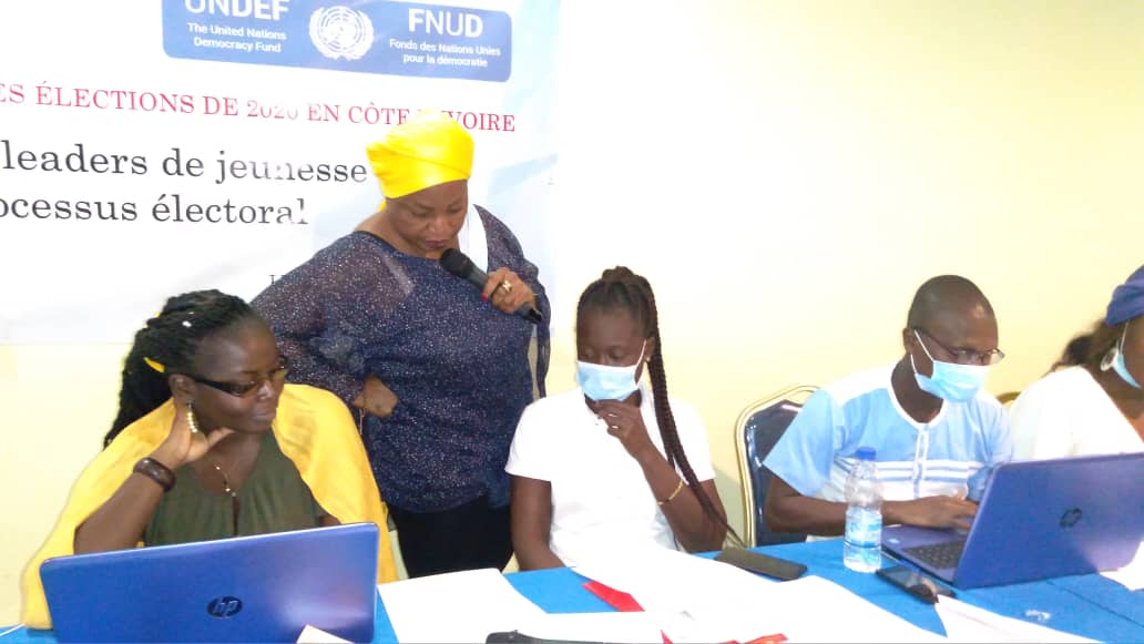 foscaoci's tweet image. #foscaoci
#monitortraining
#Yamoussoukro
#Election2020

Notre Expert-formatrice vérifie les travaux de groupe