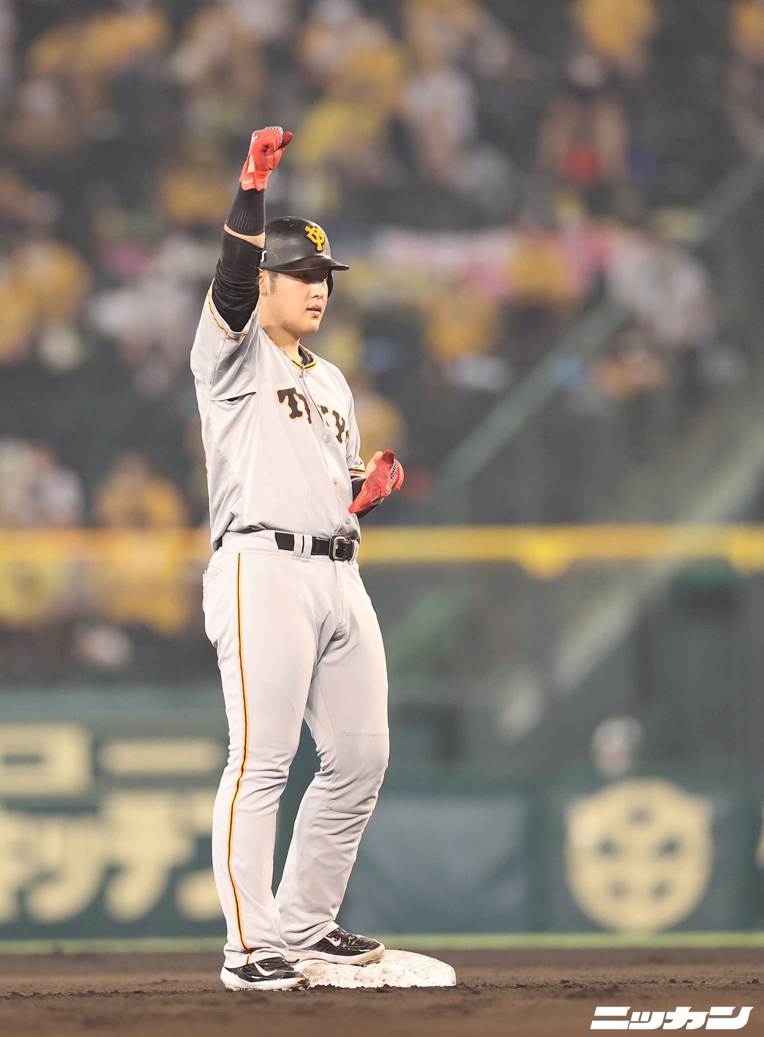 日刊スポーツ 巨人担当 阪神 巨人 甲子園 １５７ の直球を粉砕した 岡本和真 ２代目 若大将 の ガッツポーズは美しいです 撮影 河野匠 ジャイアンツ Giants プロ野球 有観客 T Co Bwttteamov Twitter