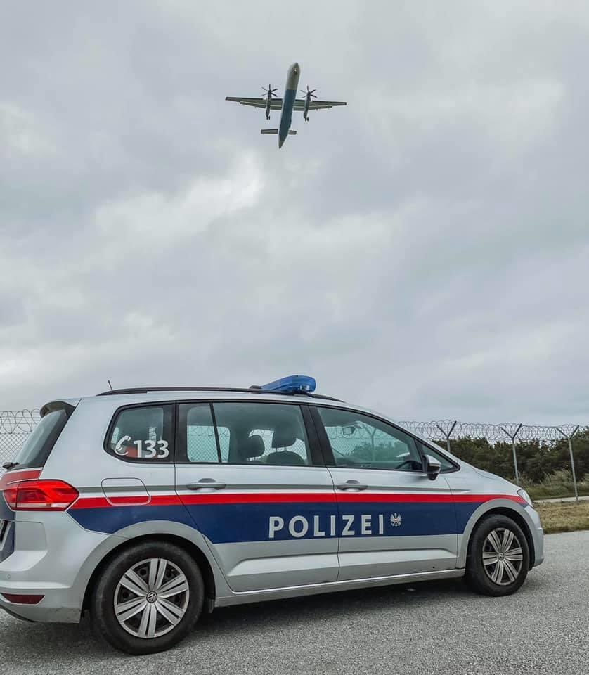 ipaaustria's tweet photo. 3... 2... 1... Bereit für die Landung 🛬

Der Flughafen Wien - Vienna Airport läuft schon wieder langsam  an und die Flieger kommen nach der Reihe. ✈️ https://t.co/3bLkFuYjQu