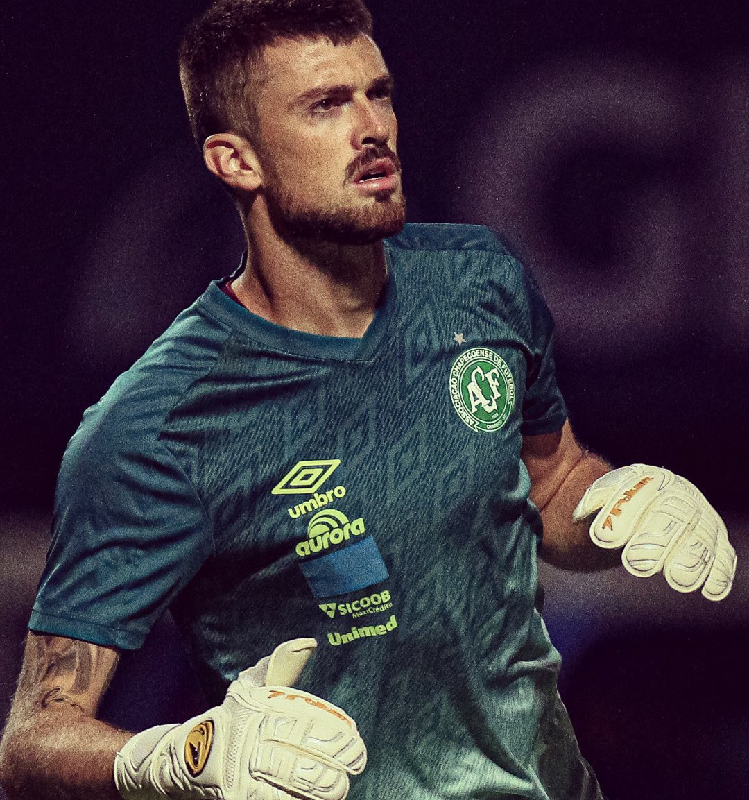 “Os dias são batalhas em que a vitória vai depender do seu foco, da sua força e da sua fé.” 
🧤⚽️🏹🇳🇬
.
.
#luvaspoker #velop4 #chape #trabalho #dedicação #sempreemfrente 
.
.
📸 <a href="/foto_mcunha/">Marcio Cunha</a>