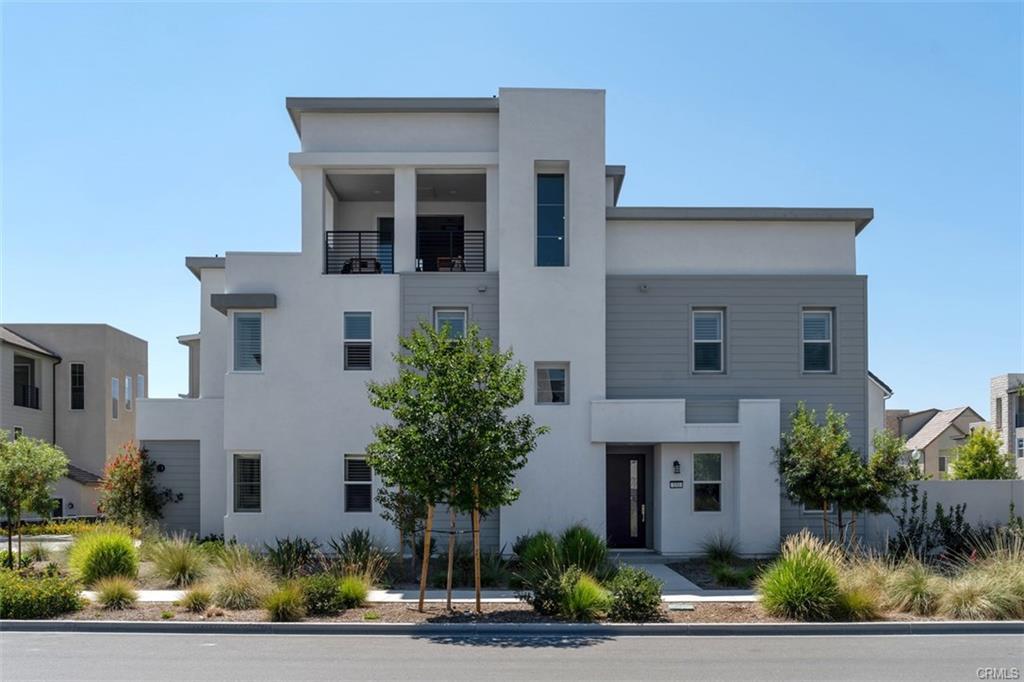 This gorgeous Encore 3BXR tri-level home sits on a corner lot in the beautiful and brand new community of Cadence Park! Check out this amazing listing today:
bit.ly/30oHlEv

#Listing #CindyChinRealty #RealEstate
