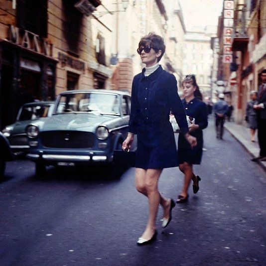 Image of Audrey Hepburn in Rome in 1968 with a Vuitton Speedy