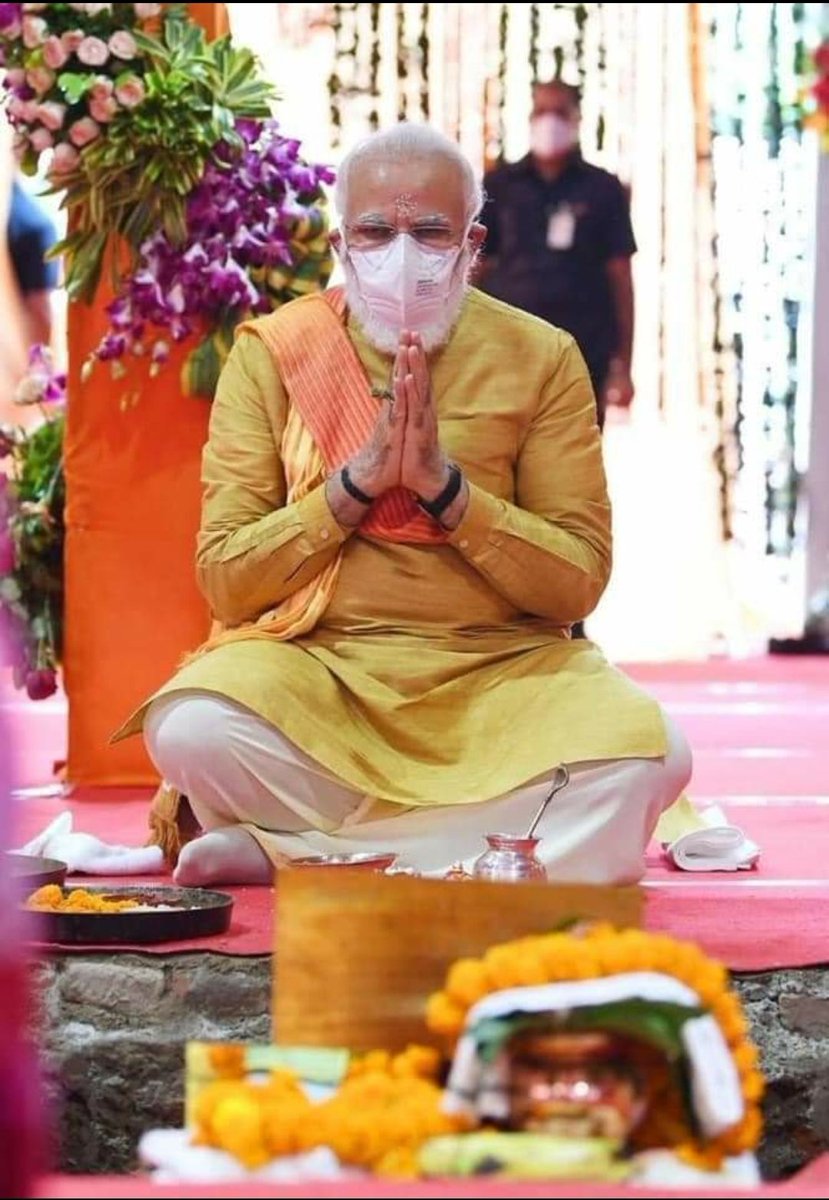 ThirupathiVemu9's tweet photo. PM Narendra Modi ji planted a spaling of the Divine tree “Paarijat” at Sri Rama Janma bhoomi before the Bhoomi pooja today. “Paarijat” is the only flower that can be offered to God after picking up from the ground.
#JaiShriRam
#rammandirbegins https://t.co/hiR0evEgWD
