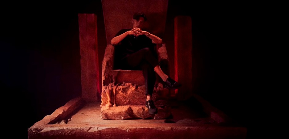 So we all saw how the MV started, and it started with Mew sitting on his throne like Hades was in his realm in the underworld. It protrays his loneliness. Hades is always stuck in his kingdom becaue of his responsibilities, never had the time to visit the world above him.